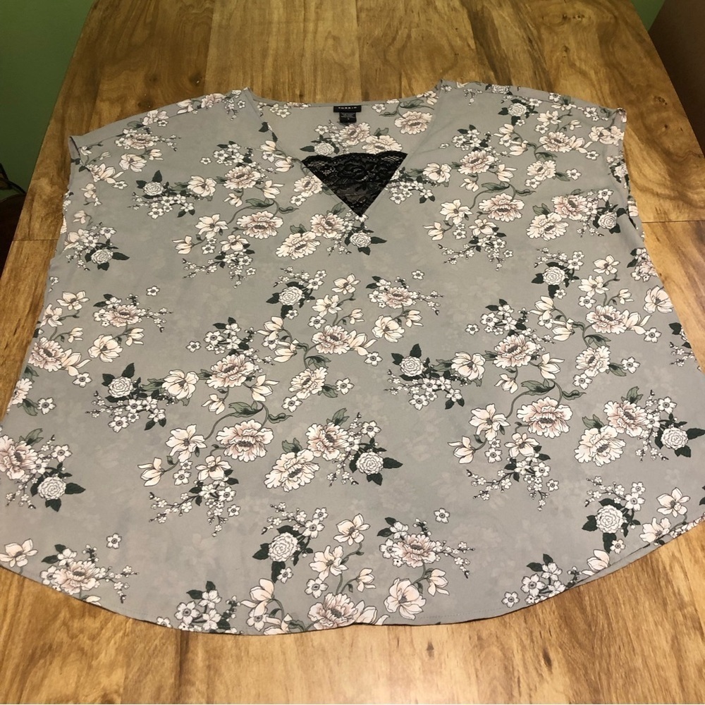 Torrid Size 3 Gray Floral Cap Sleeve with Lace Detail